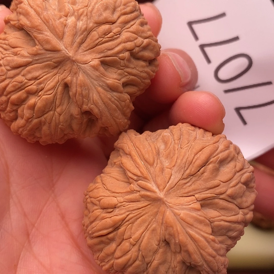 文玩核桃把件42绣球