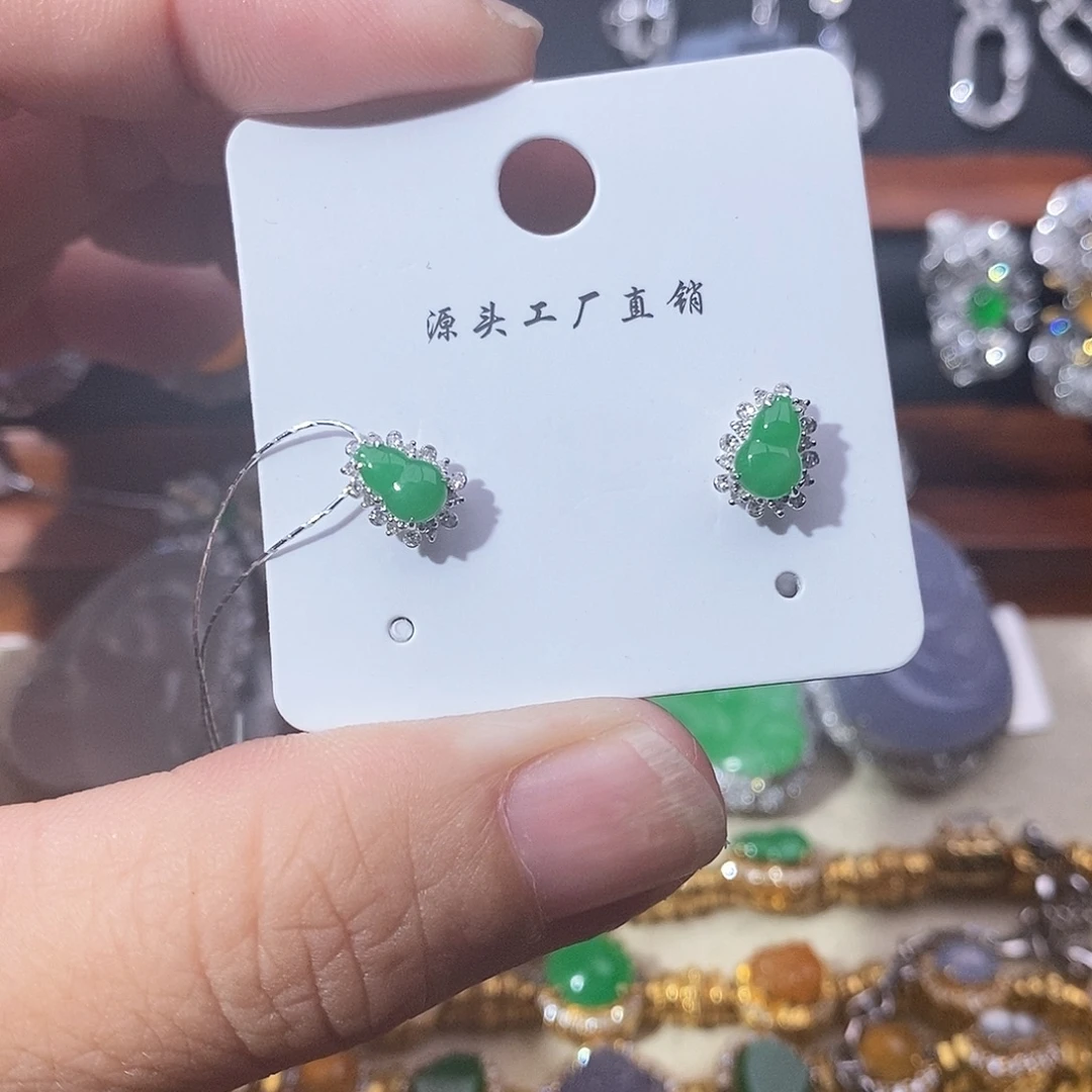 18K金镶嵌翡翠耳钉