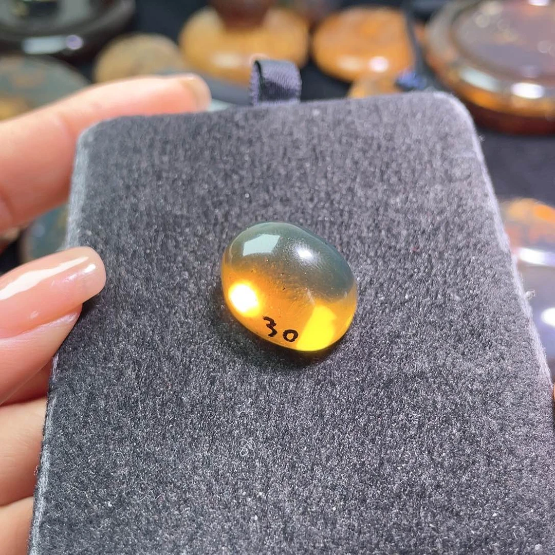 琥珀裸石未镶嵌？