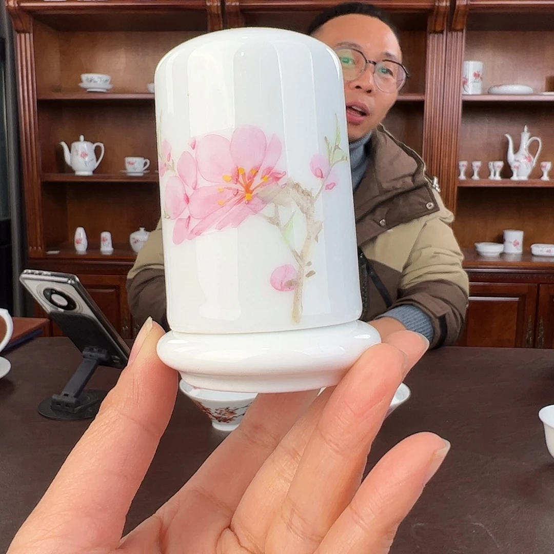 瓷水点桃花牙签筒，微瑕
