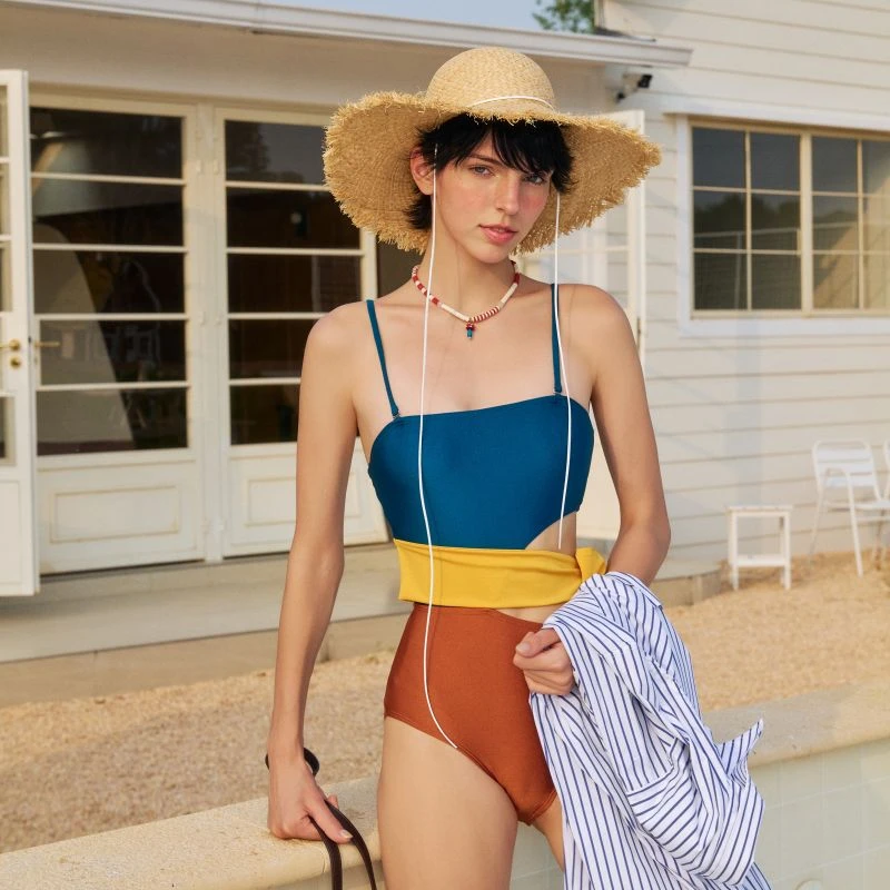 吊带抹胸简约撞色拼接连身泳衣女小胸露腰新款高级感度假泳装温泉