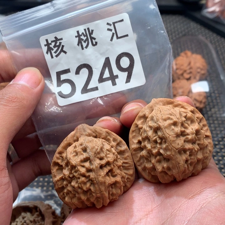 文玩核桃吊坠金麒麟