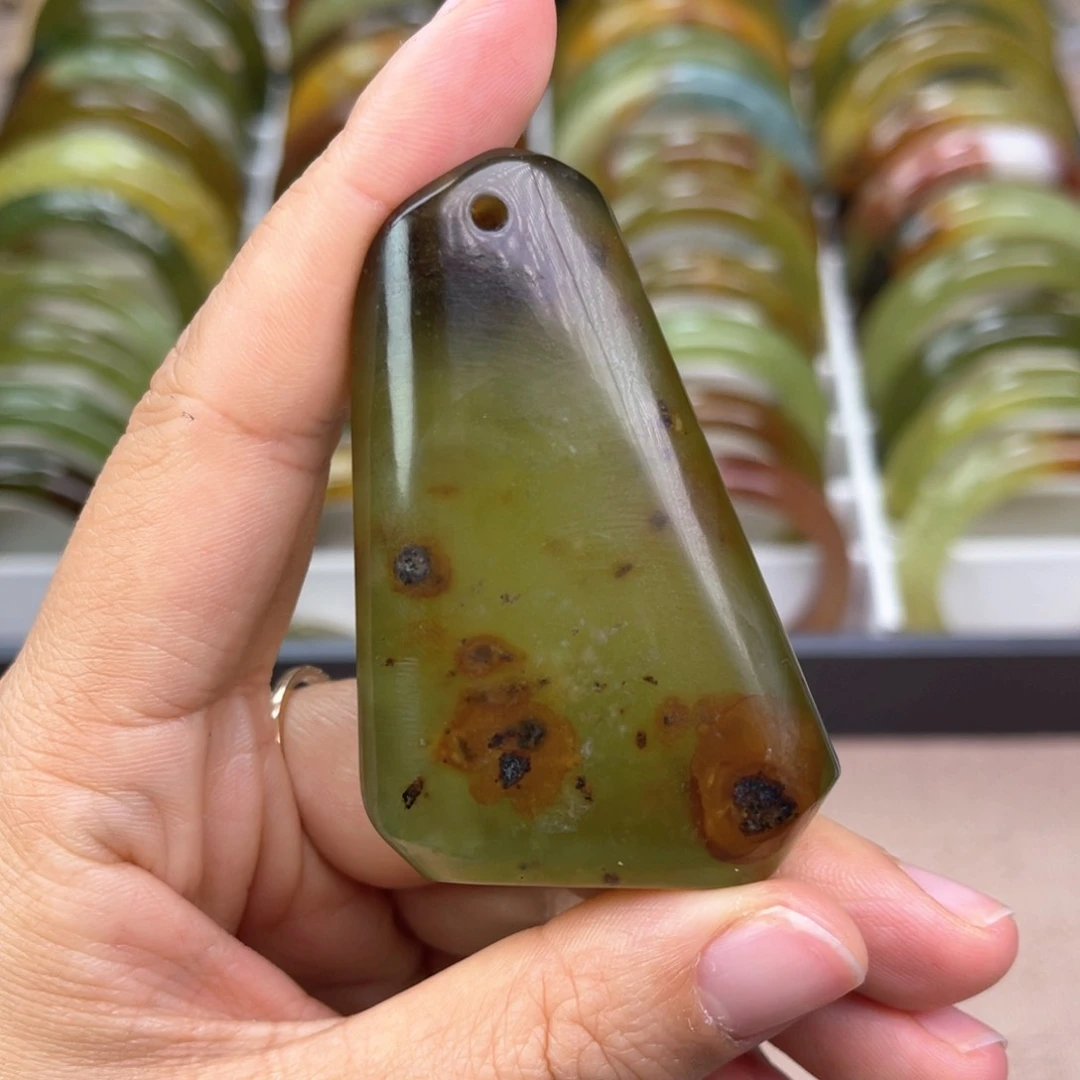 蛇纹石玉手镯未镶嵌