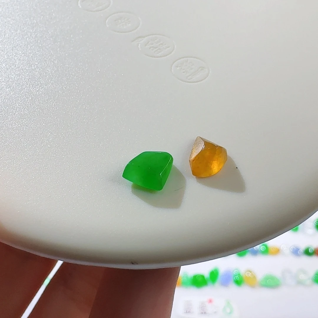 翡翠未镶嵌颈饰一对