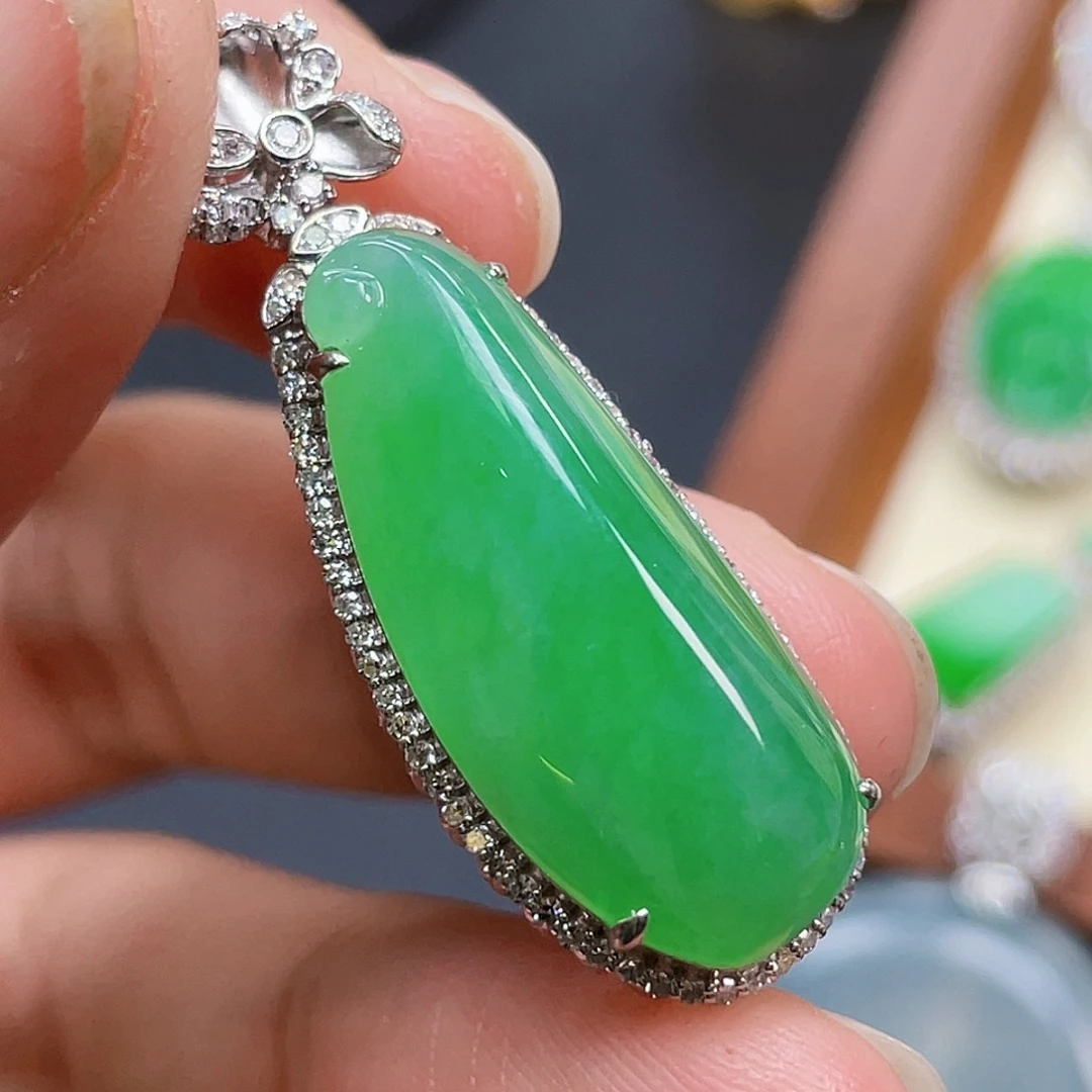 翡翠18K金镶嵌颈饰绿瓜