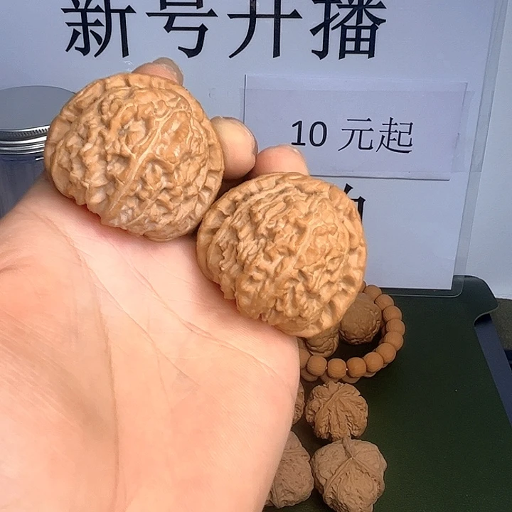文玩核桃吊坠42号，全品白狮子41尺，