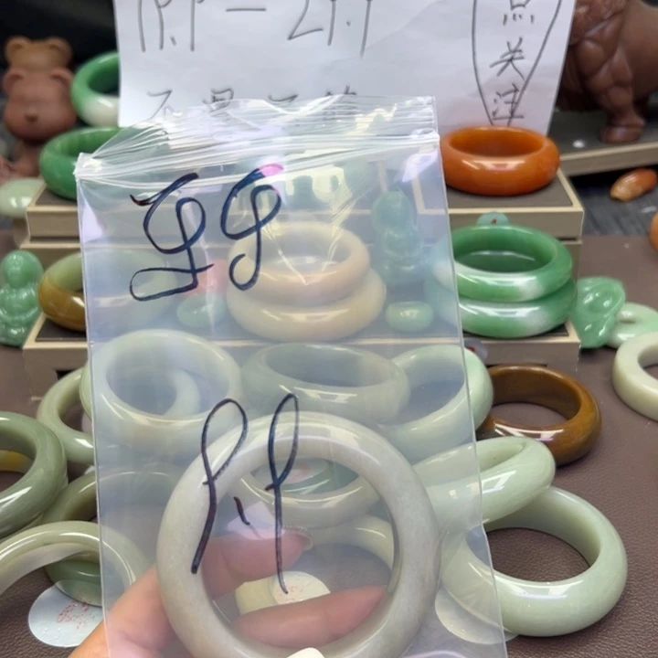 未镶嵌手镯石英岩玉乐*