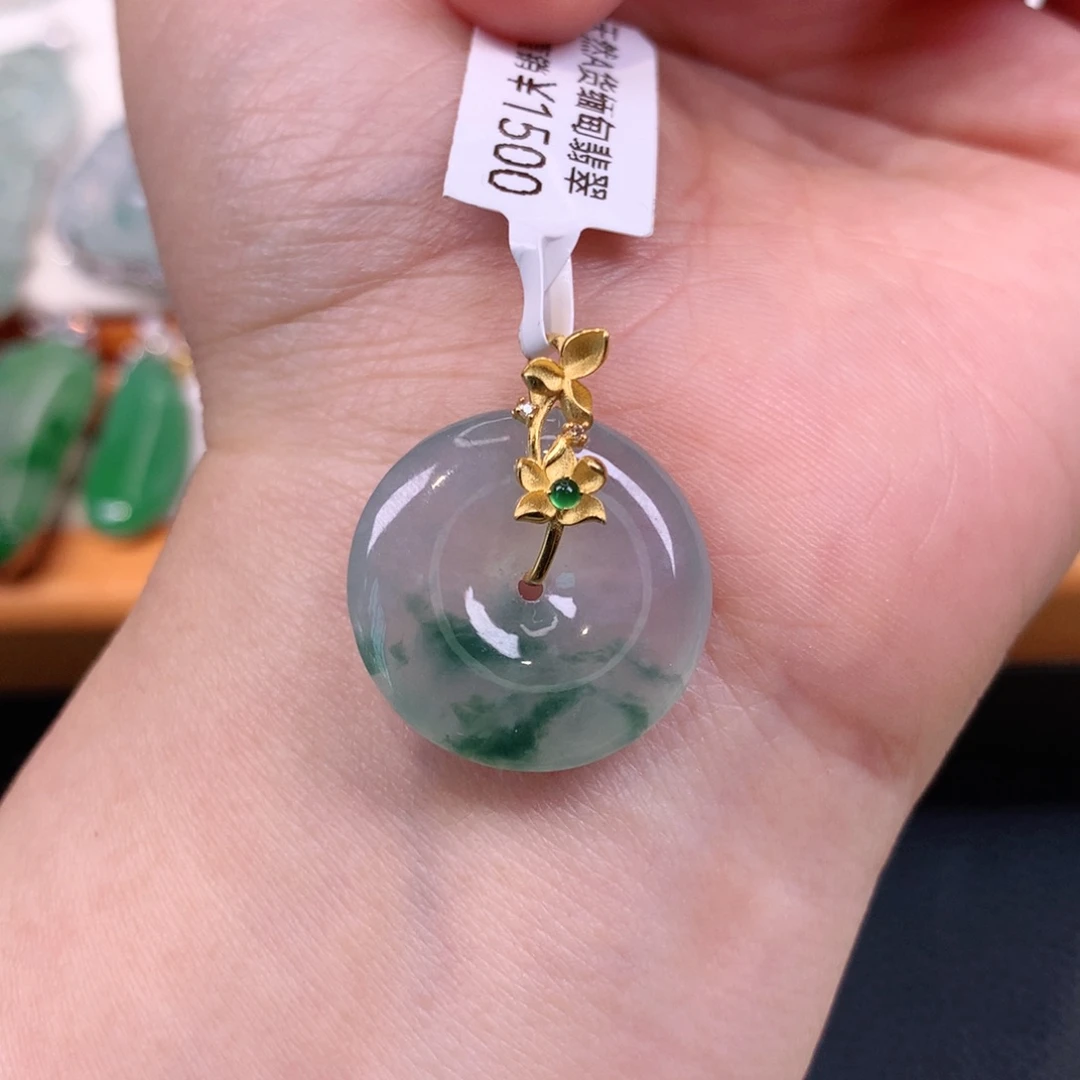 翡翠18K金镶嵌颈饰扣子