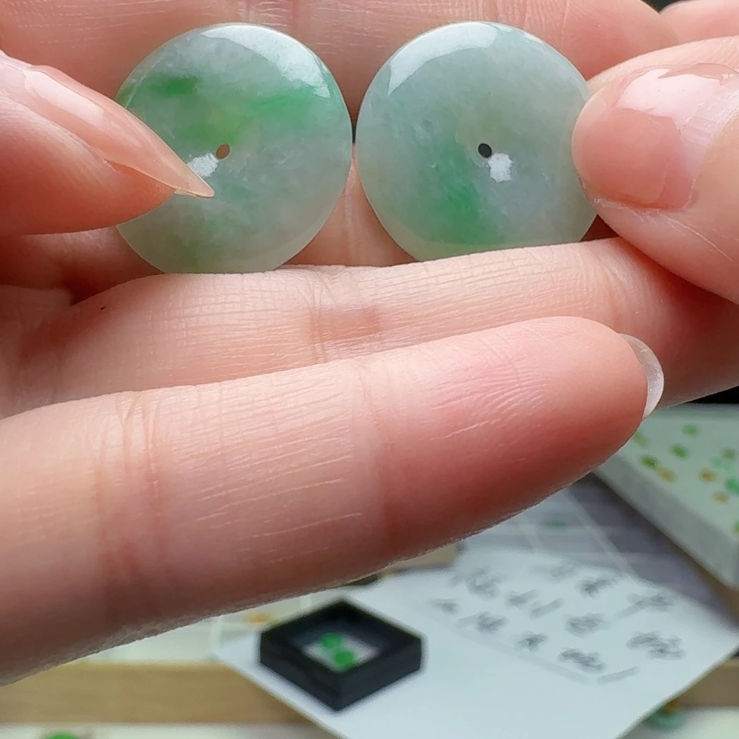 翡翠未镶嵌吊坠(赠链)多样性发货其一