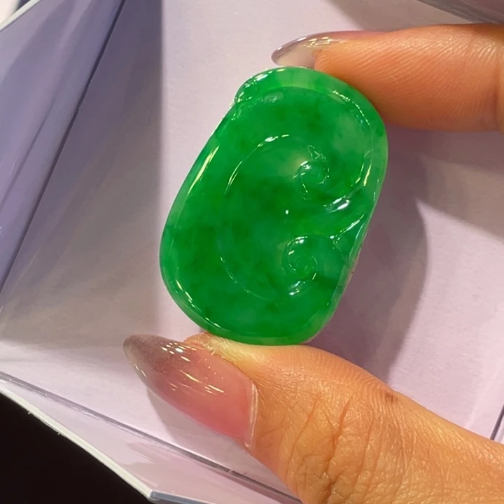 翡翠未镶嵌颈饰如意