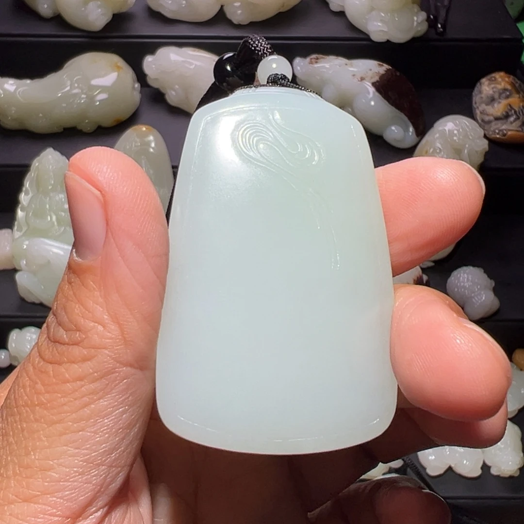 柒***者和田玉未镶嵌颈饰