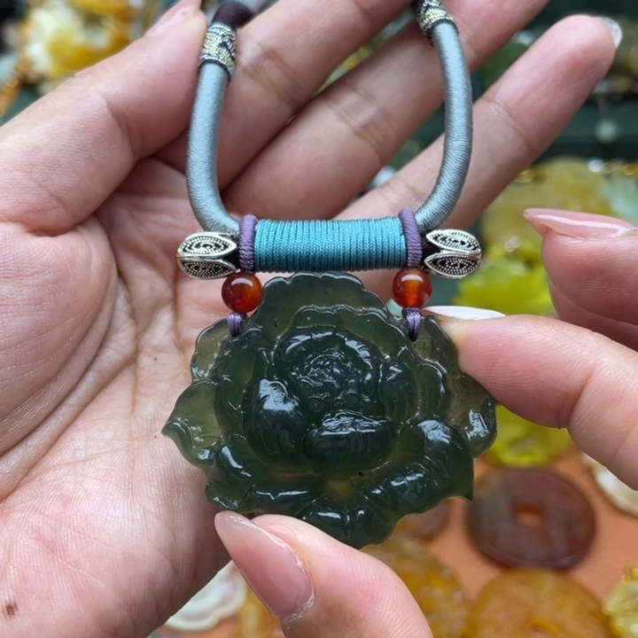 蛇纹石玉未镶嵌颈饰