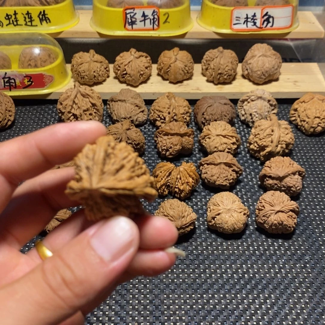 添***饭文玩核桃吊坠异形