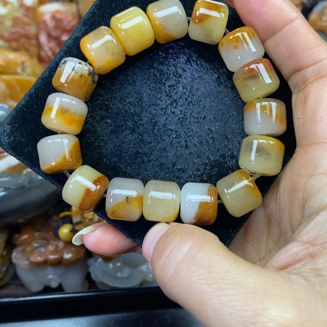 未镶嵌石英质玉（黄龙玉）颈饰