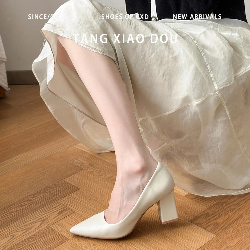 法式粗跟高跟鞋女2025年新款职场软皮不累脚米白色尖头职业单鞋女