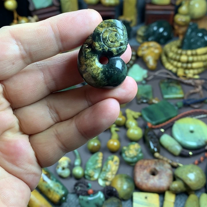 吊坠(赠链)未镶嵌岫岩河磨玉（透闪石质玉）