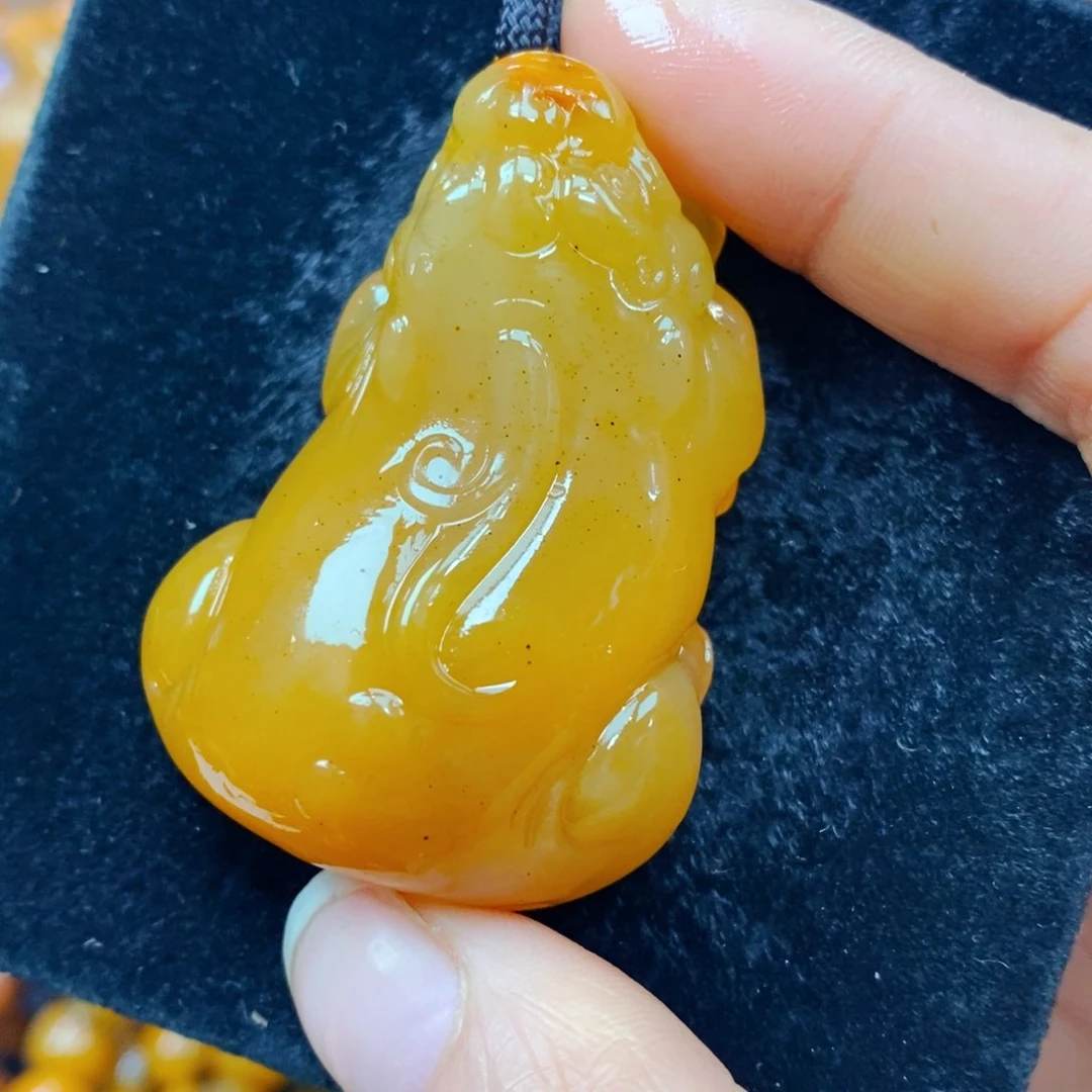 未镶嵌石英质玉（黄龙玉）颈饰