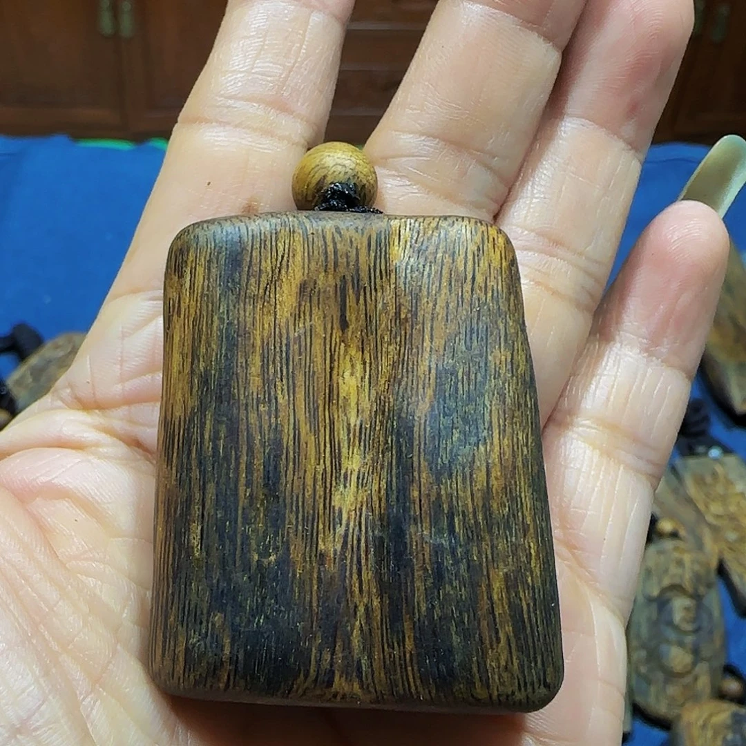 沉香沉香碎屑海南白奇乌身老料带绳17.5克