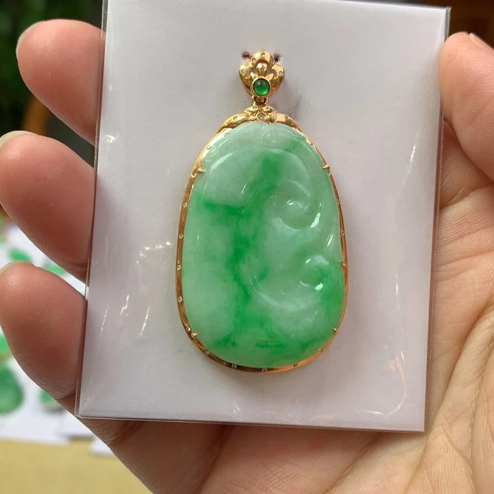 翡翠颈饰18K金镶嵌翡翠吊坠