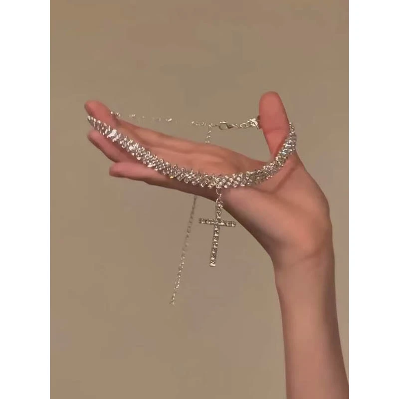 铜合金合成锆石项链 甜酷闪钻十字架choker项链女时尚锁骨链颈链