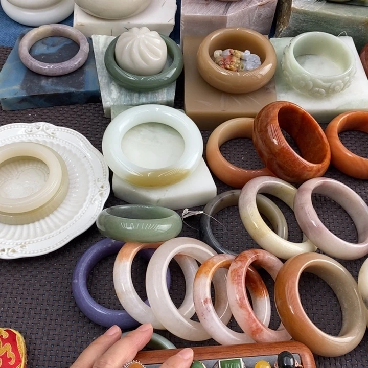 六****未镶嵌石英岩玉手饰