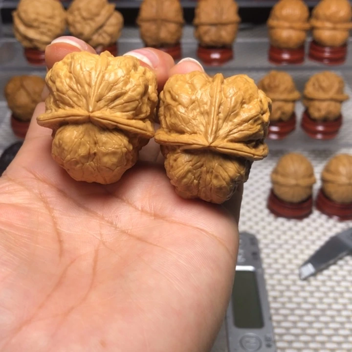 文玩核桃把件12金尊三棱