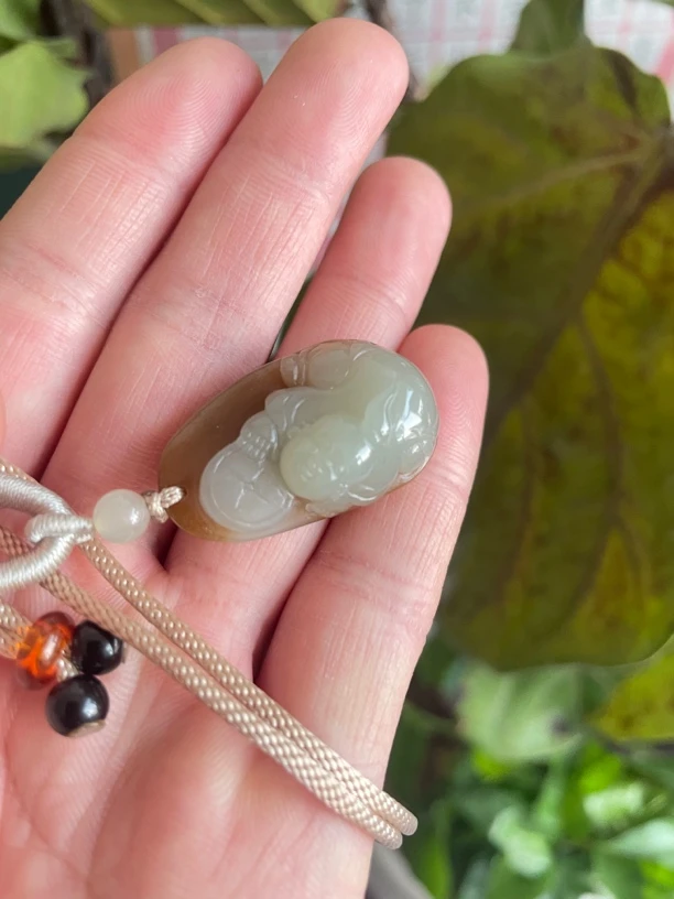 天然和田玉新疆且末糖送财童子挂坠 玉质油润细腻 手工雕刻