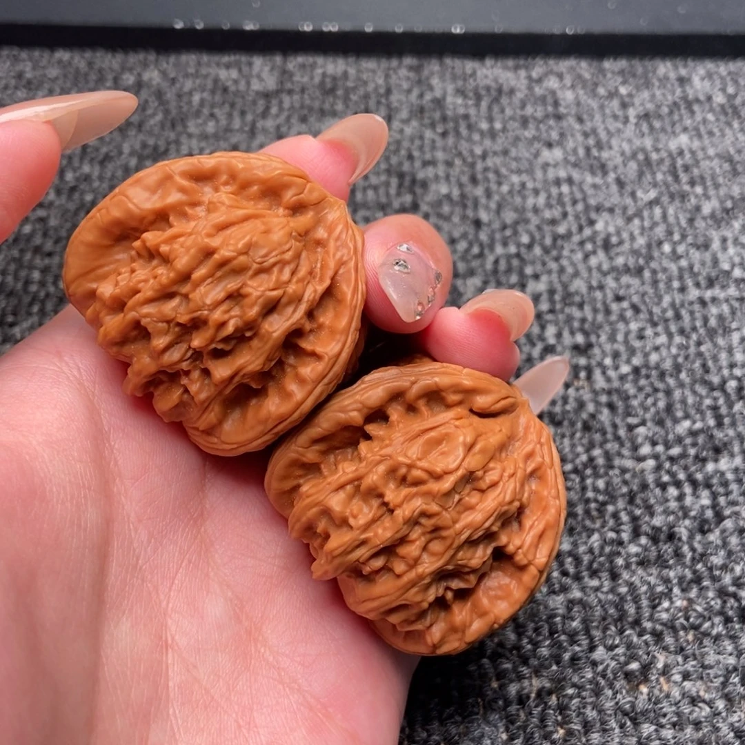 自***心木质类白狮子正奔