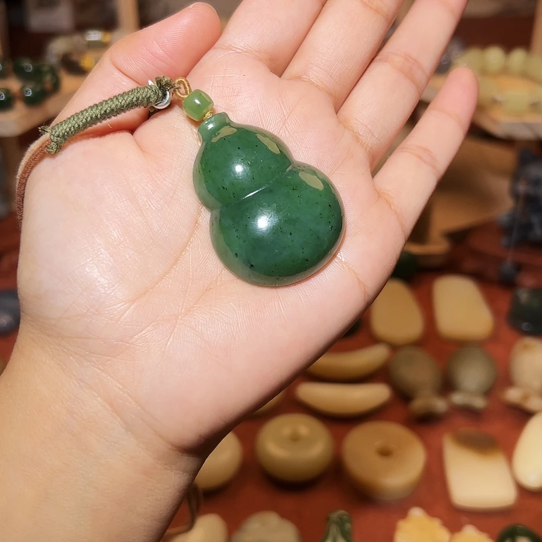 夏***天和田玉未镶嵌颈饰