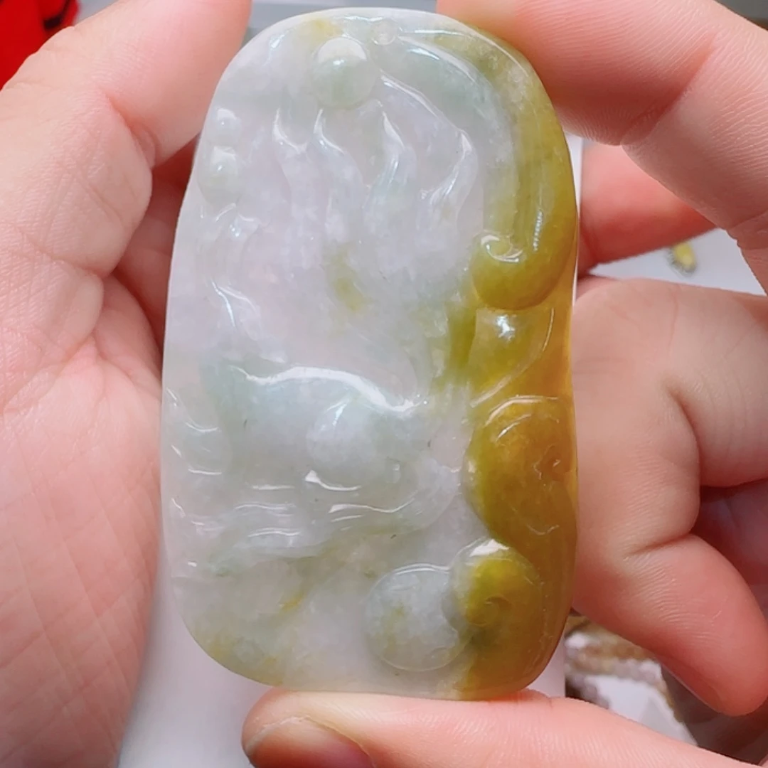 翡翠未镶嵌颈饰九尾狐