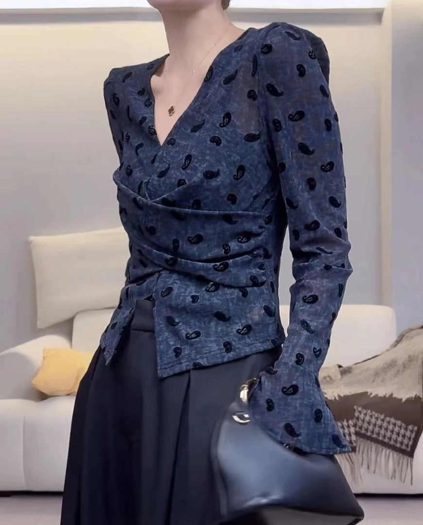 2025秋季新款设计感交叉波点喇叭长袖V领T恤女修身显瘦气质上衣