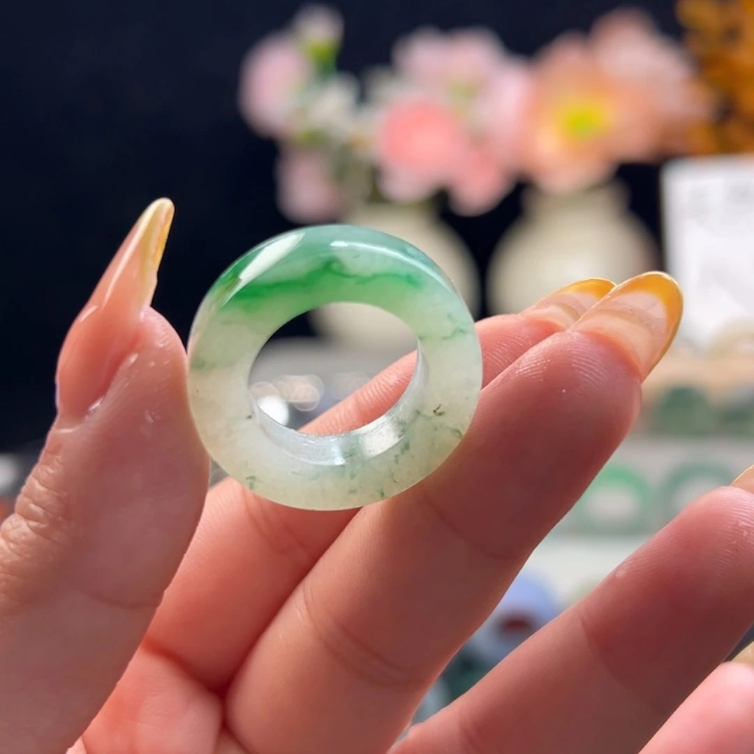 定制翡翠未镶嵌辣阳绿