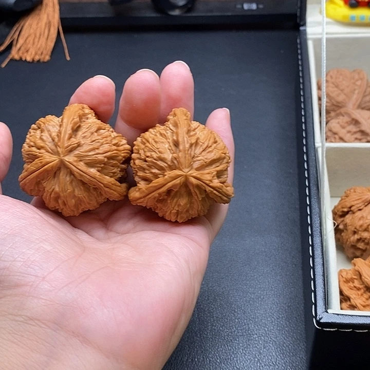 彪***哥文玩核桃把件白奔