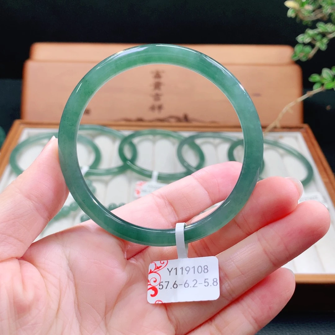 翡翠手镯（圆镯）未镶嵌