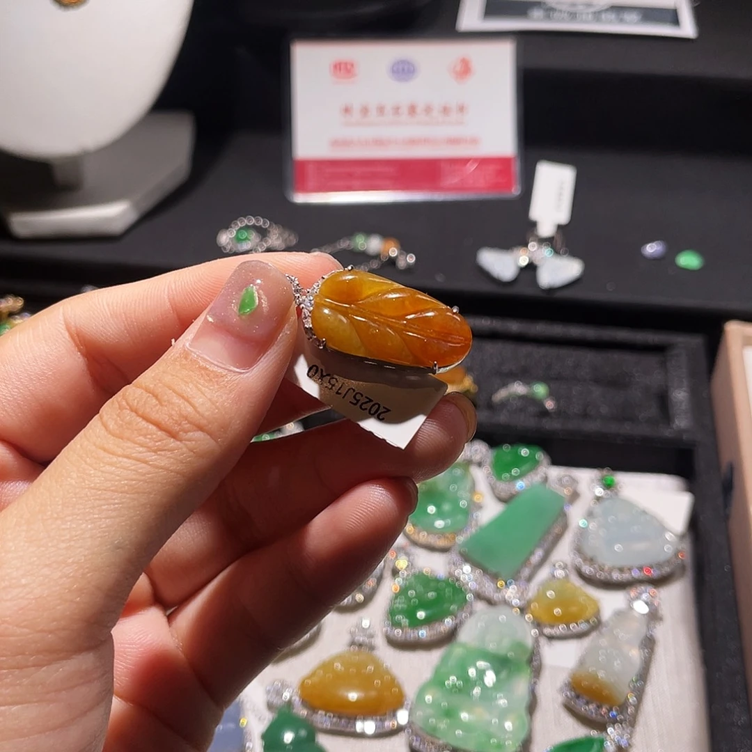 湖***司翡翠银S925镶嵌颈饰