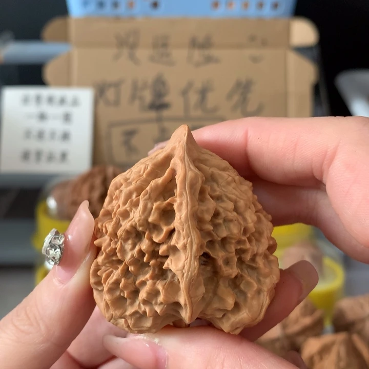 R***K吊坠文玩核桃异形单只，有瑕疵
