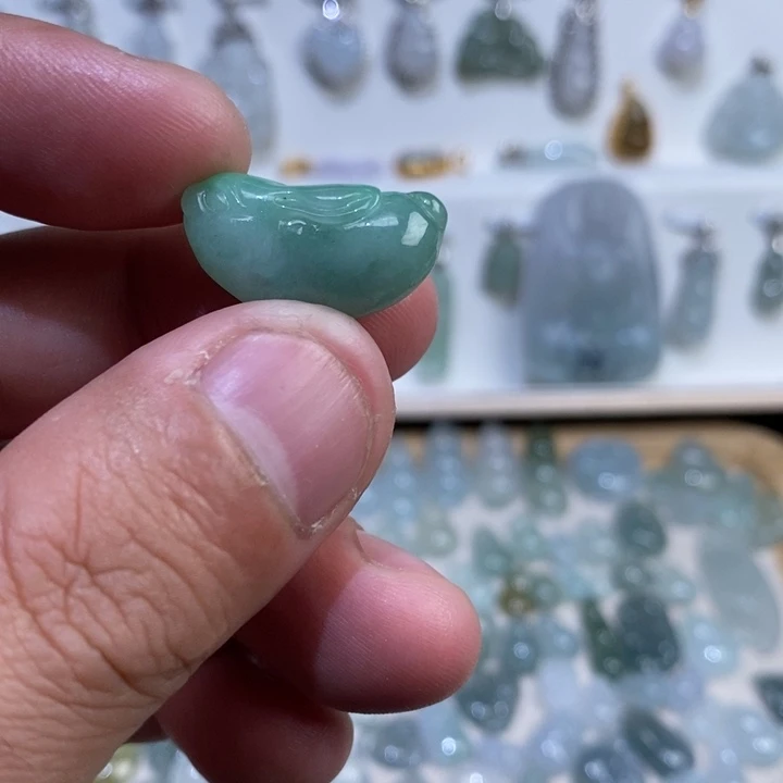 翡翠未镶嵌颈饰吊坠