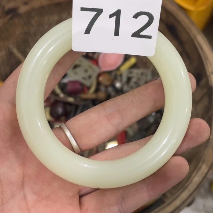 苏***，有机玻璃品相好，建议收藏