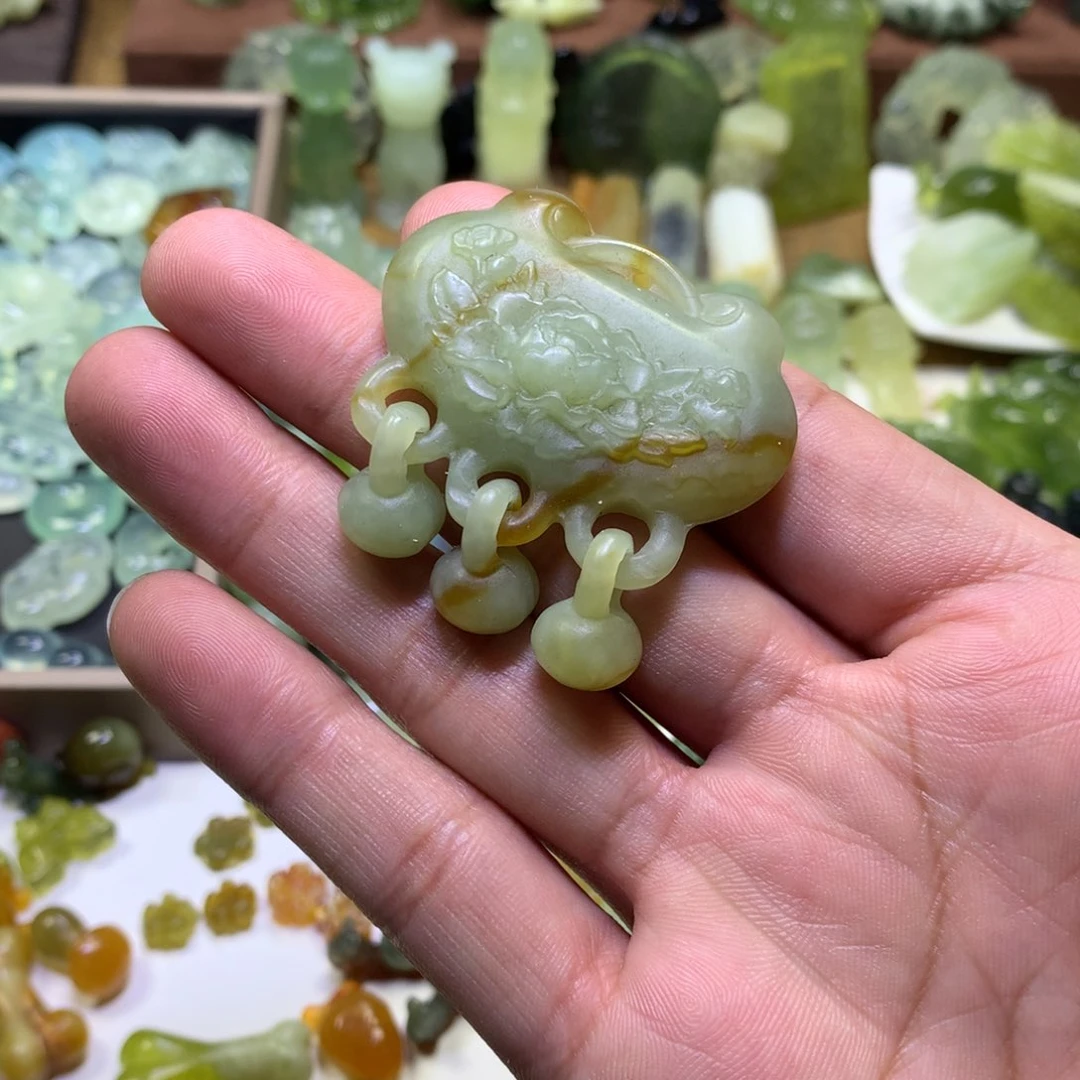 岫玉颈饰未镶嵌锁