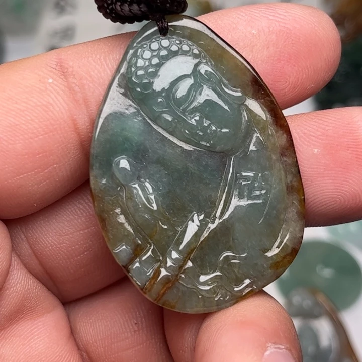 翡翠未镶嵌颈饰佛观天下