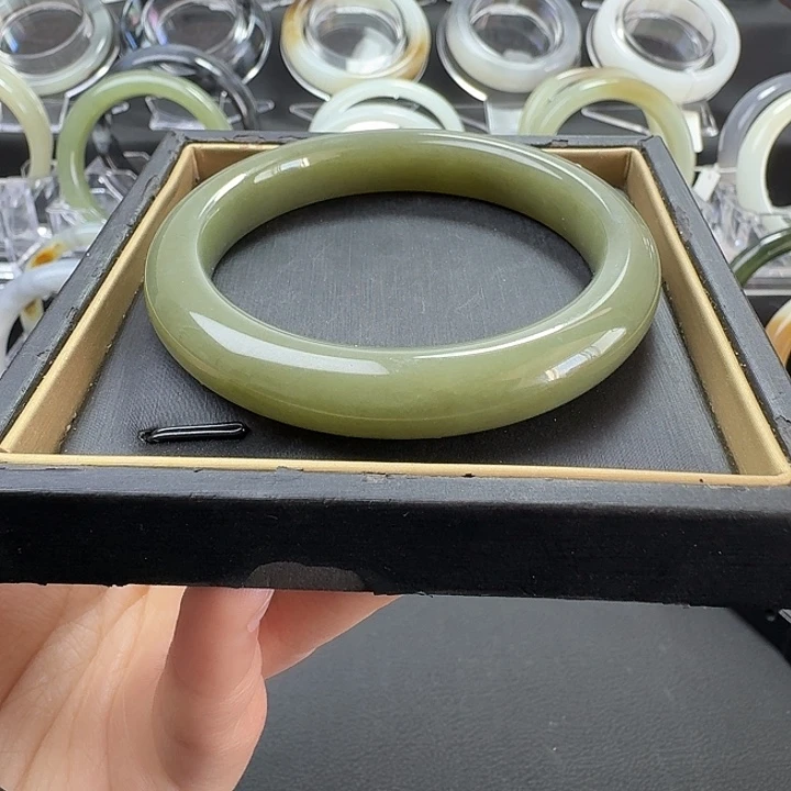 和田玉未镶嵌手镯