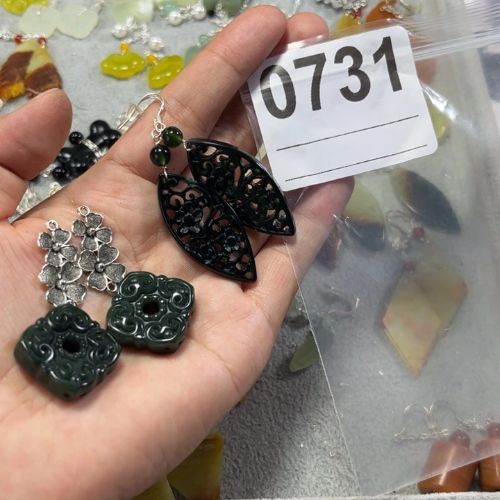 用***9合金蛇纹石玉耳饰
