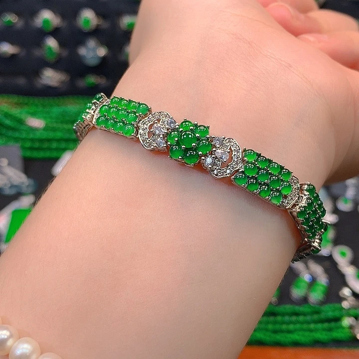 翡翠未镶嵌颈饰手牌