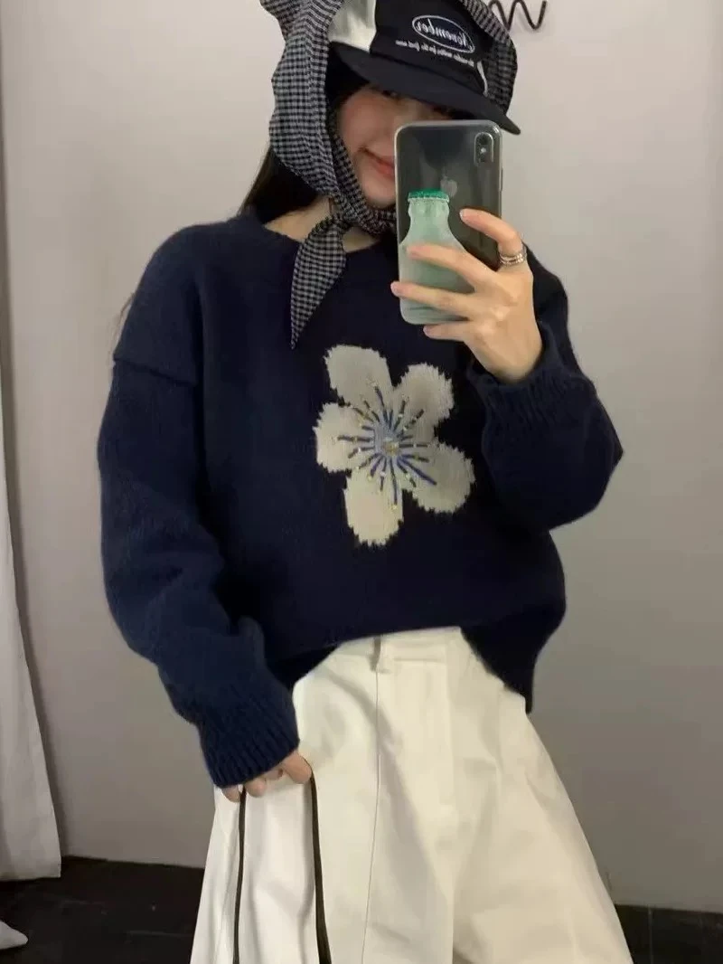 嘻嘻小柒-7704-简约圆领重工刺绣花朵针织衫【衣长58】