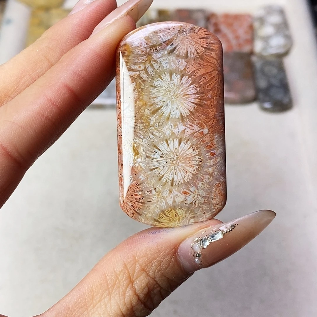 查罗石合金颈饰森**?