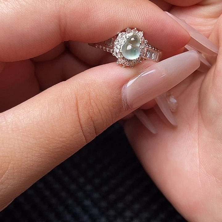 颈饰未镶嵌翡翠戒指