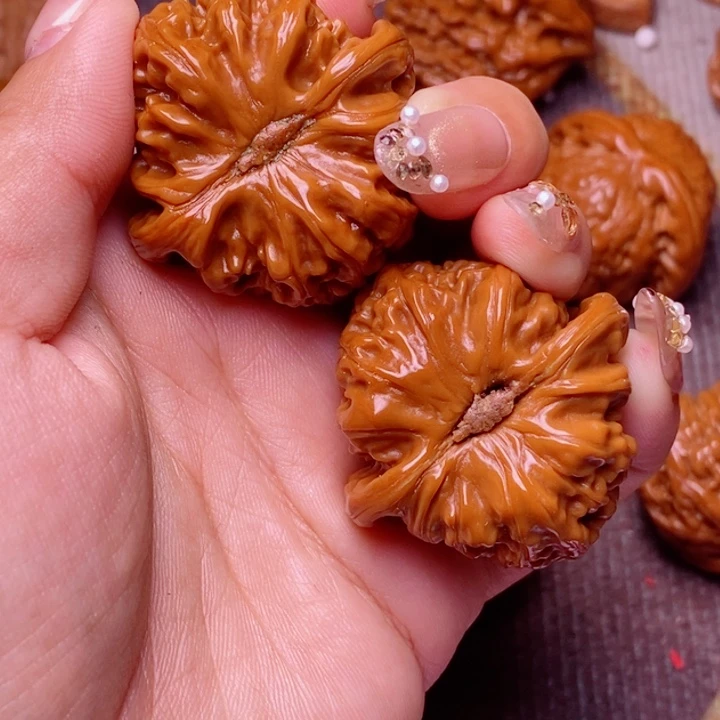 文玩核桃把件白狮子狮子头