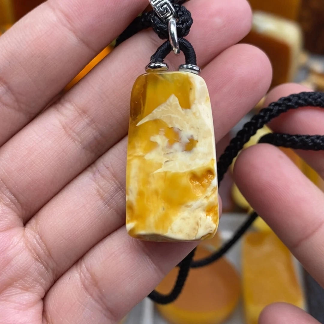 琥珀吊坠(赠链)未镶嵌