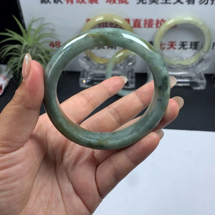 苏***辞未镶嵌手镯翡翠53