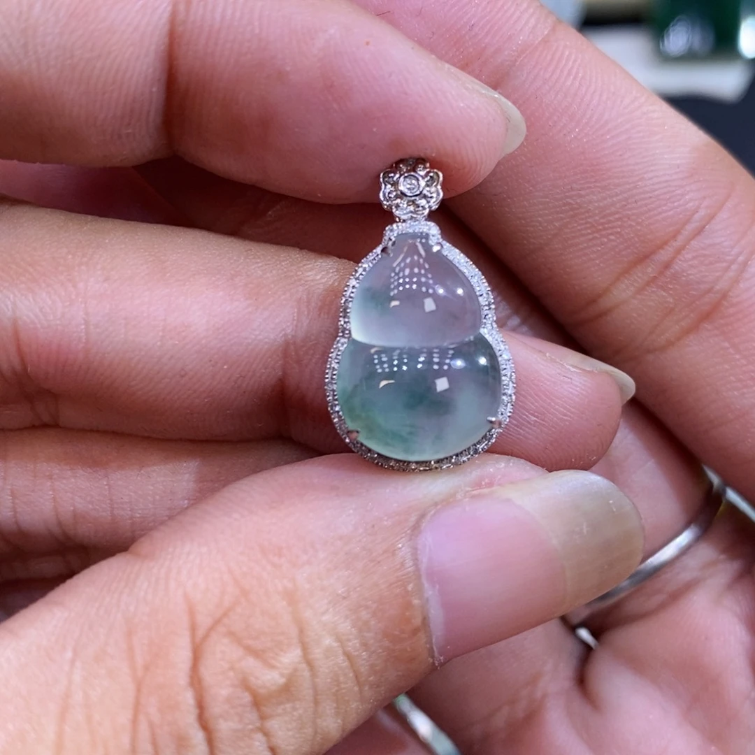 翡翠18K金镶嵌颈饰